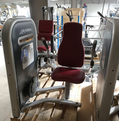 Life Fitness Zirkel mit 8 Fitnessgeräten, Circuit Series Set, Polster Rot, gebraucht - überholter Zustand