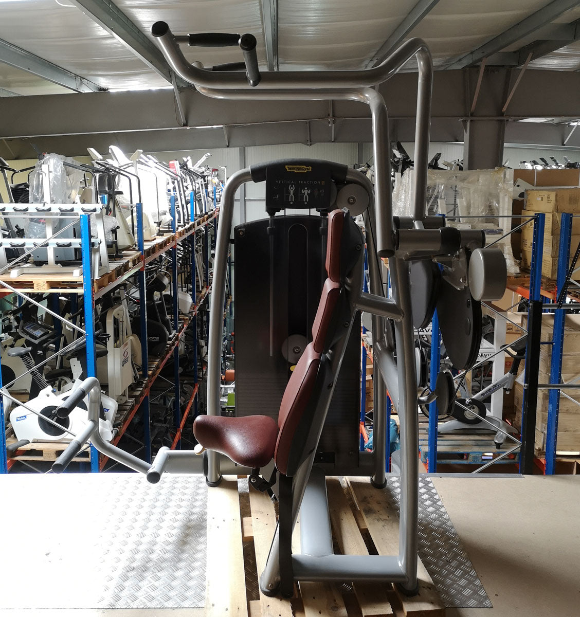 TechnoGym Latzug, Vertical Traction, Pulldown, Selection Line - Neues Modell mit Plastikverkleidung, Polster Braun, gebraucht - überholter Zustand