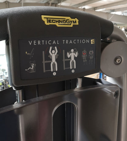 TechnoGym Latzug, Vertical Traction, Pulldown, Selection Line - Neues Modell mit Plastikverkleidung, Polster Braun, gebraucht - überholter Zustand