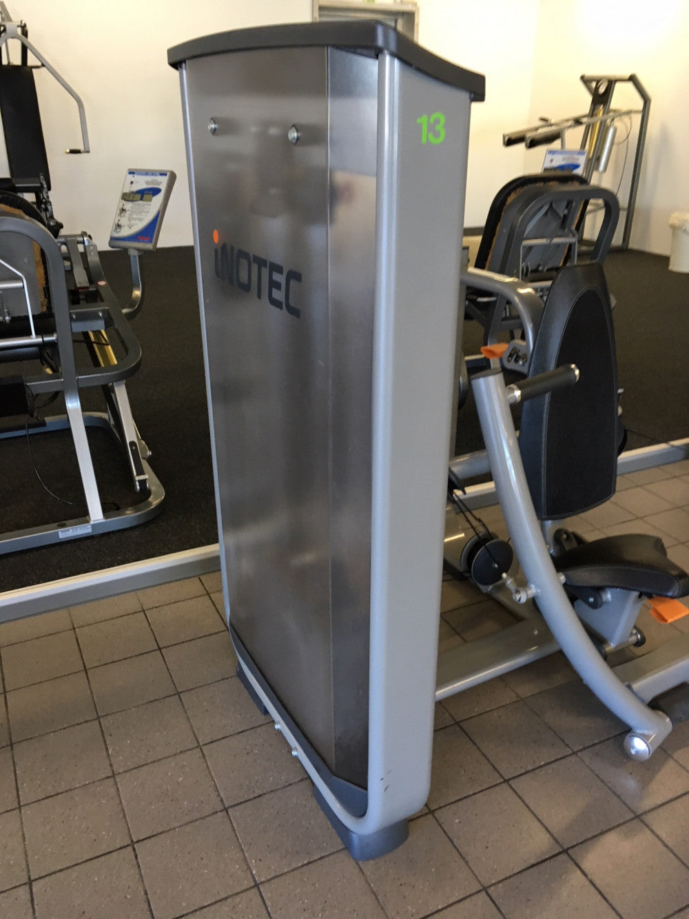Inotec Kraftgeräteset mit 28 Fitnessgeräten, 18 Kraftgeräte, 10 Bänke und Racks, Natural Line, Silber, Polster Schwarz, gebraucht, überholter Zustand
