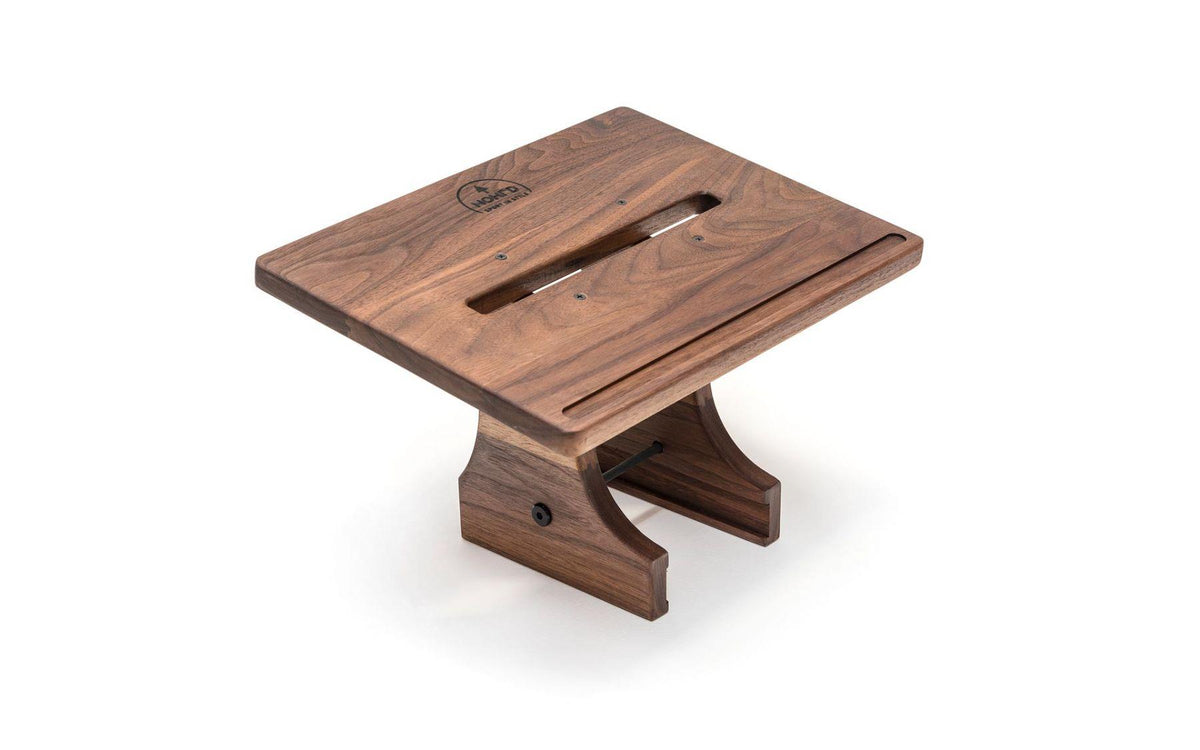 Holz-Stepper von NOHrD für Fitnessübungen auf weißem Hintergrund.