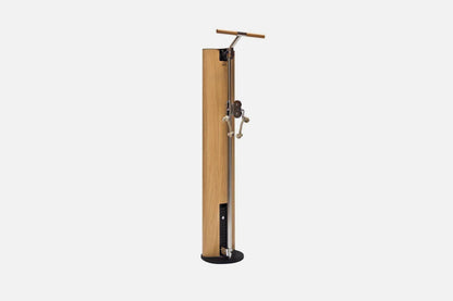 Holz Fitnessgerät mit Seilzug und Griff, Markenname sichtbar.