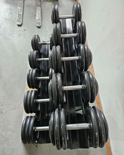 5 Paare Kurzhanteln aus Gummi, 22,5kg, 25kg, 27,5kg, 30kg und 32,5kg - Gummierte Kompakthanteln, inklusive Ständer, gebraucht - mit Gebrauchsspuren