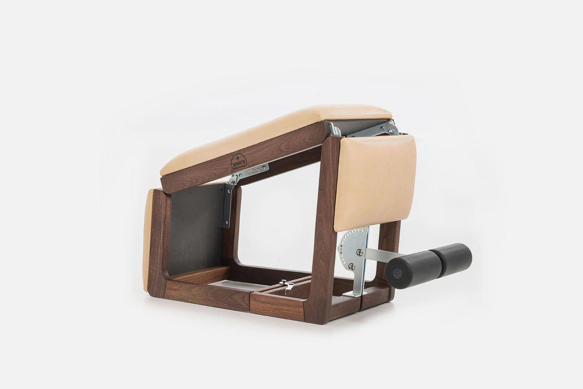 Fitnessgerät aus Holz und Leder, Marke NOHrD sichtbar.
