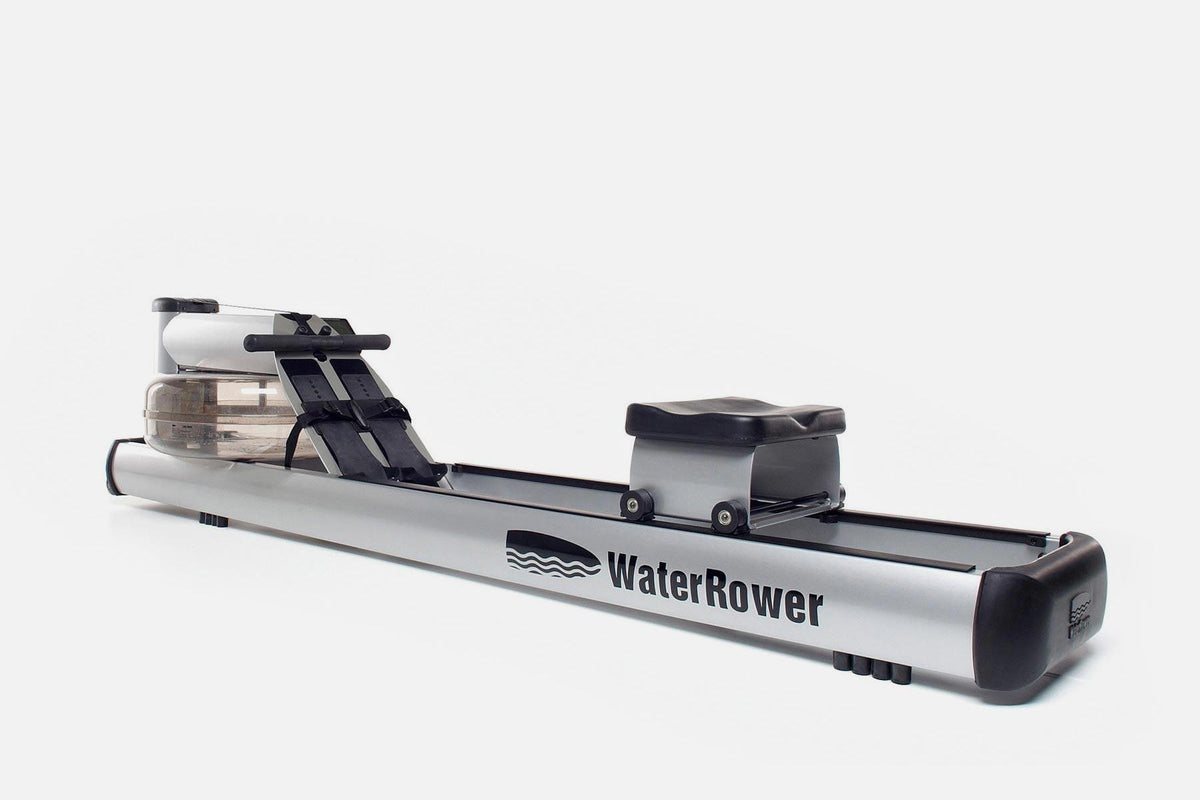 Rudergerät WaterRower mit Wassertank und Sitz auf Schiene.