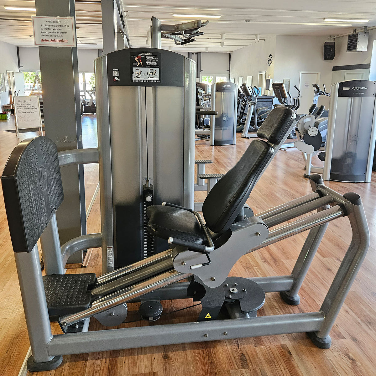 Life Fitness Beinpresse sitzend, Leg Press, Signature Serie, 195kg Gewichtsblock, Rahmenfarbe Silber, gebraucht - überholter Zustand