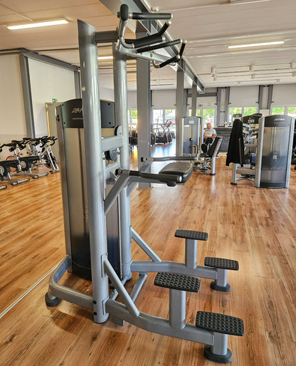 Life Fitness Dip-Klimmzugmaschine mit Gewichtsunterstützung, Dip-Chin Assisted, Signature Serie, Rahmenfarbe Silber, gebraucht - überholter Zustand