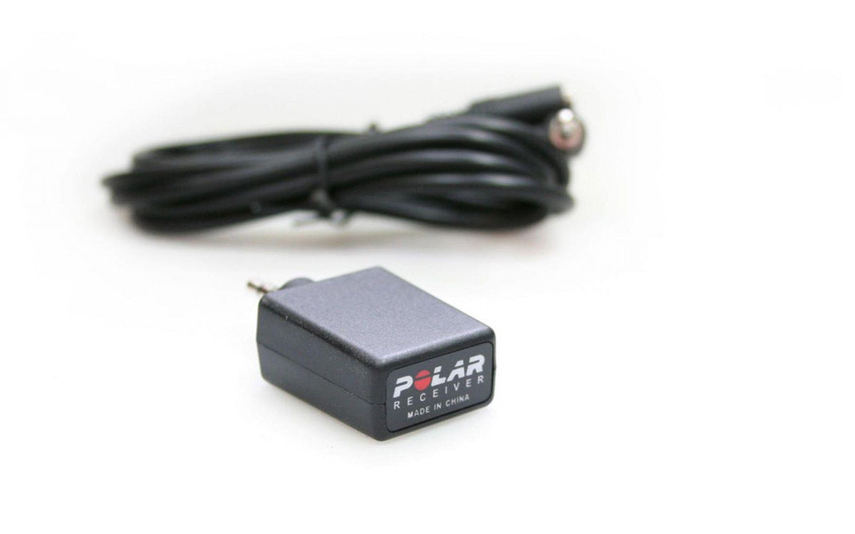 Polar Receiver mit Kabel auf weißem Hintergrund.
