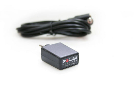 Polar Receiver mit Kabel auf weißem Hintergrund.