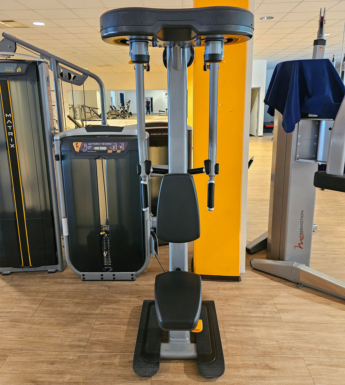 Matrix Ultra Pec Fly and Rear Delt G7-S22, Butterfly and Butterfly Reverse 2 in 1 combination machine, frame silver, used - refurbished condition
