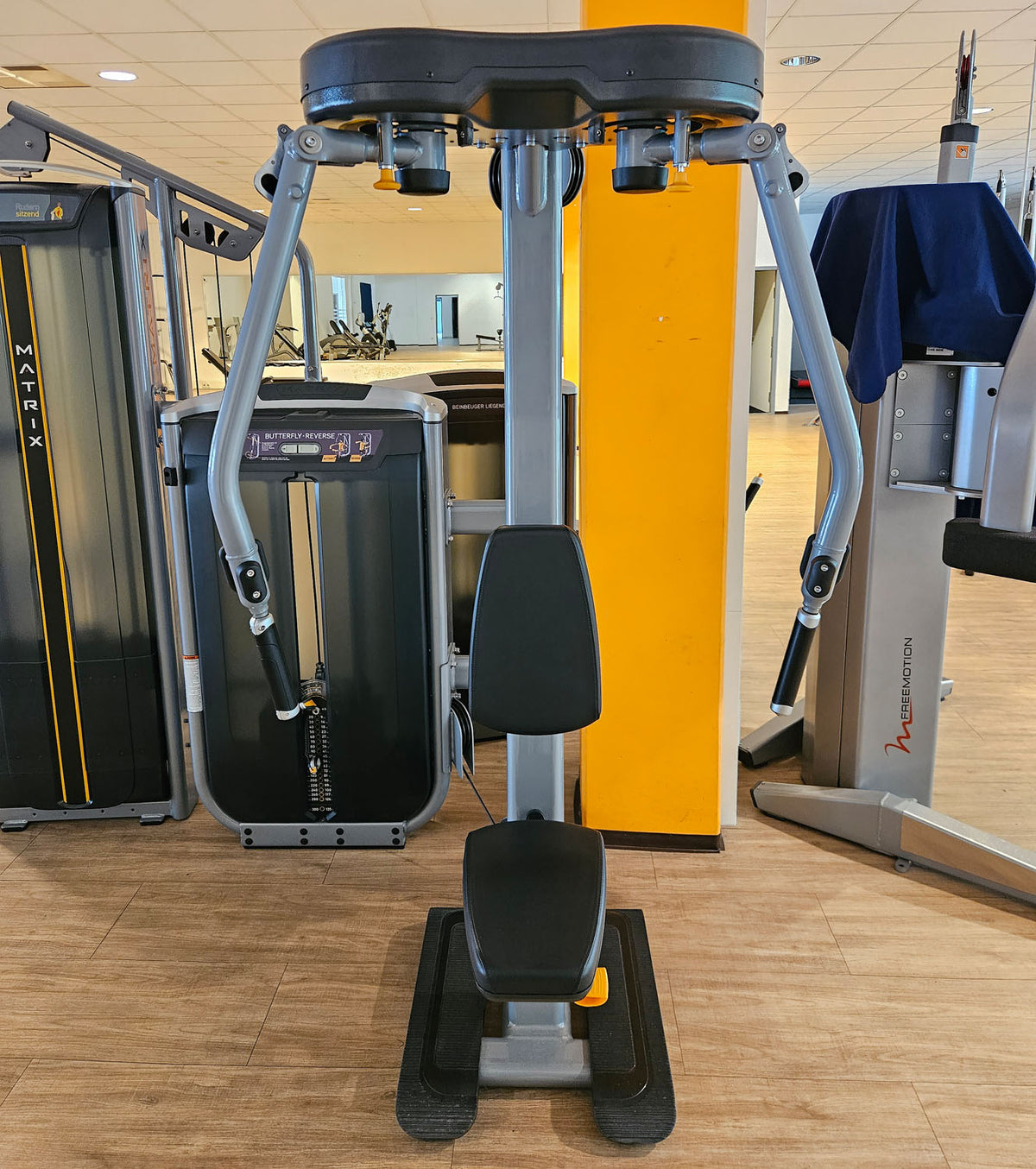 Matrix Ultra Pec Fly and Rear Delt G7-S22, Butterfly and Butterfly Reverse 2 in 1 combination machine, frame silver, used - refurbished condition