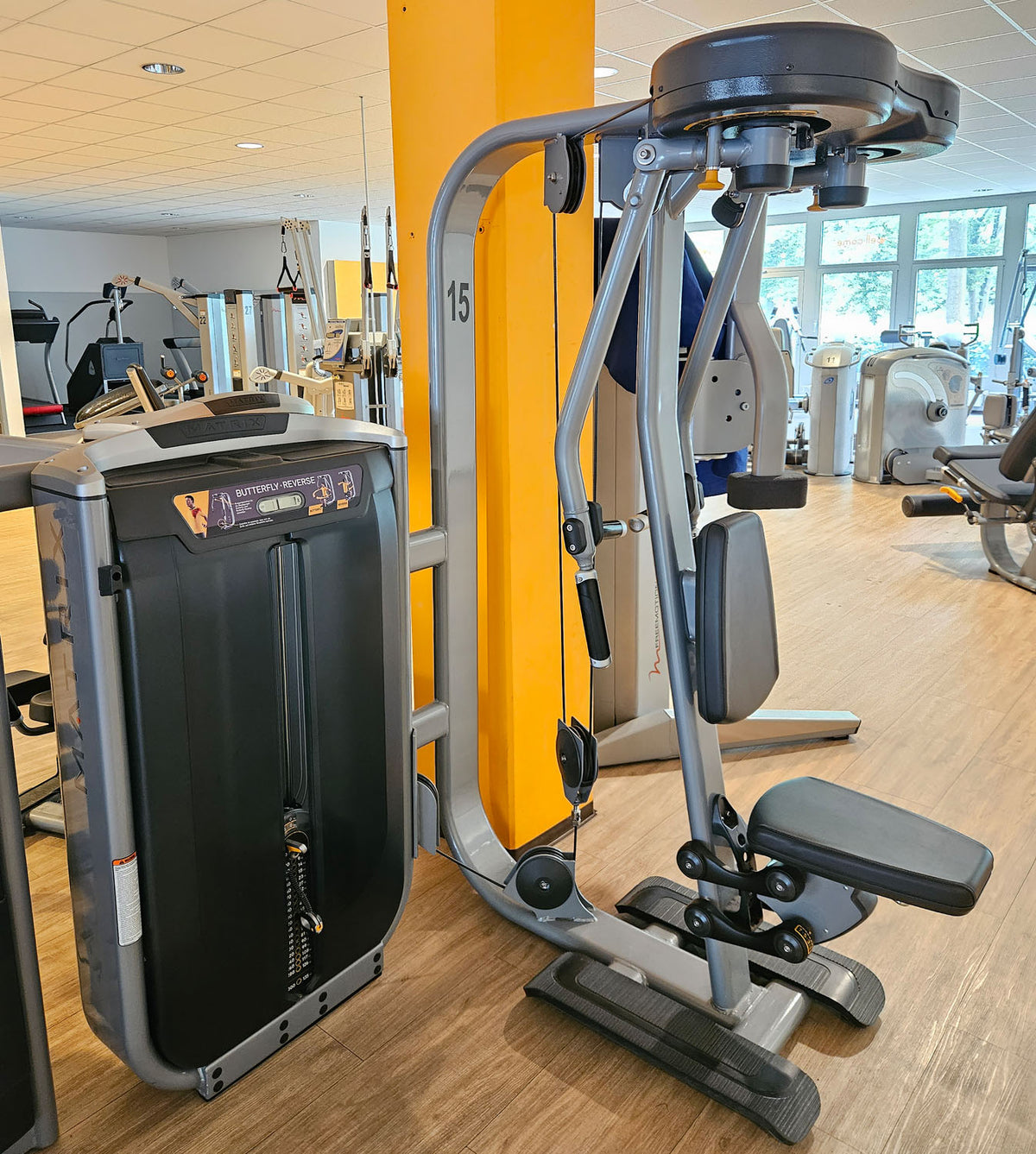 Matrix Ultra Pec Fly and Rear Delt G7-S22, Butterfly and Butterfly Reverse 2 in 1 combination machine, frame silver, used - refurbished condition