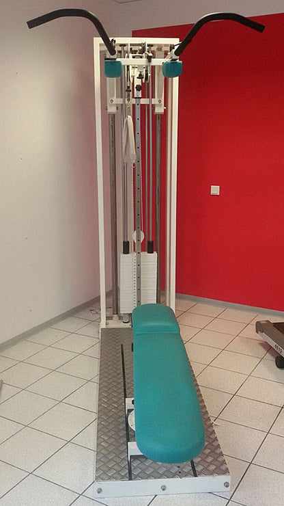 Multitrainer mit verstellbarerTrainingsbank