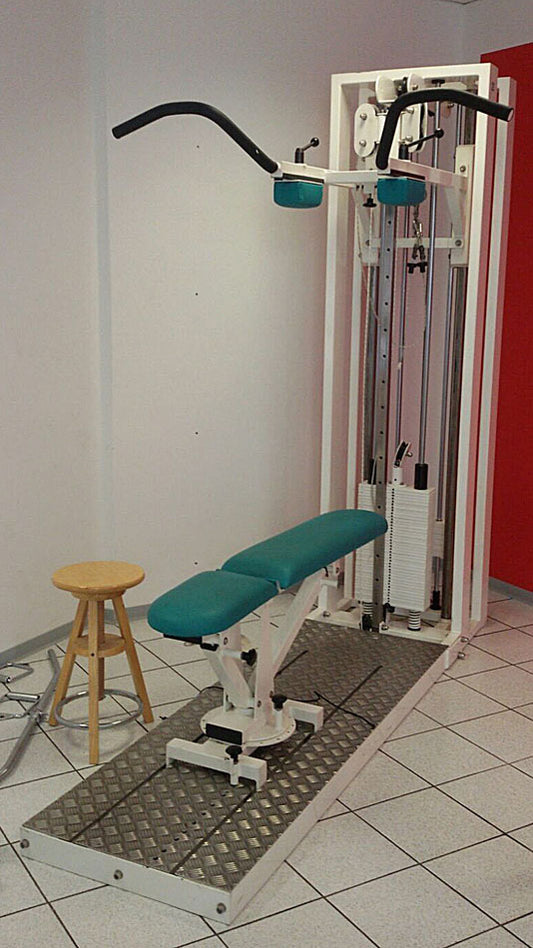 Multitrainer mit verstellbarerTrainingsbank