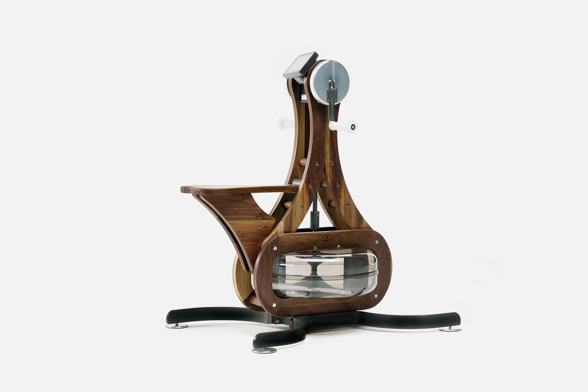 Holz-Rudergerät mit Wassertank, seitliche Ansicht, Marke WaterRower.