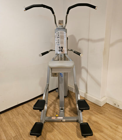 Nautilus Nitro Gravitron Plus, Dip & Klimmzugmaschine mit Gewichtsunterstützung, Assisted Chin-up and Dip Machine, Rahmen Silber, gebraucht - überholter Zustand