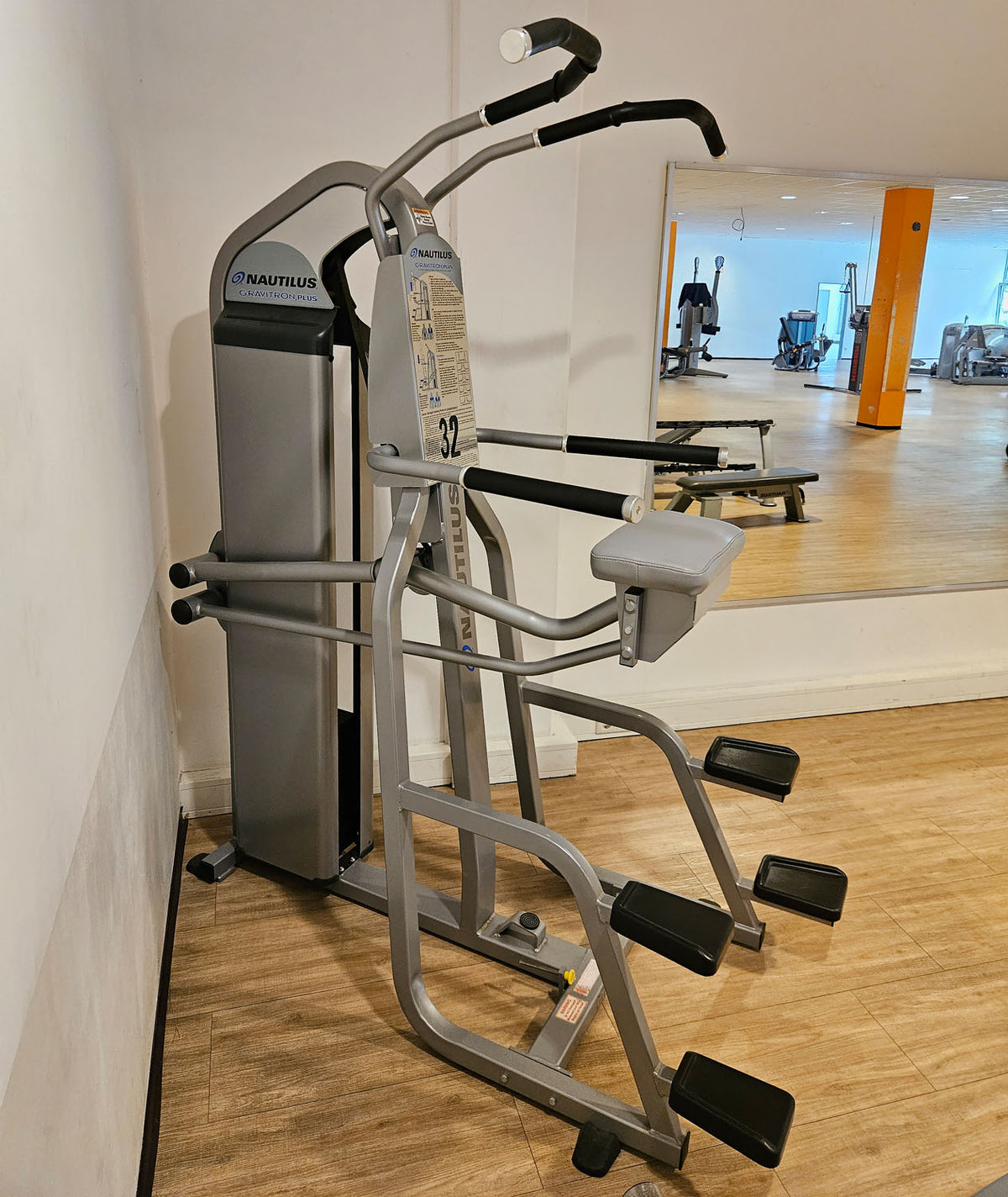 Nautilus Nitro Gravitron Plus, Dip & Klimmzugmaschine mit Gewichtsunterstützung, Assisted Chin-up and Dip Machine, Rahmen Silber, gebraucht - überholter Zustand