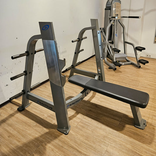 Nautilus flat press bench, Olympic Flat Bench, flat bench press bench with shelves, very stable, frame color silver, used - overhauled condition