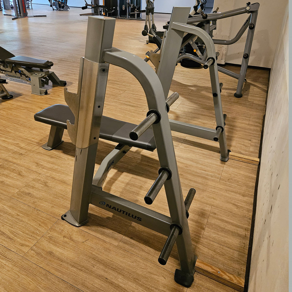 Nautilus Flachdrückerbank, Olympic Flat Bench, Bankdrückbank Flach mit Ablagen, sehr stabil, Rahmebfarbe Silber, gebraucht - überholter Zustand