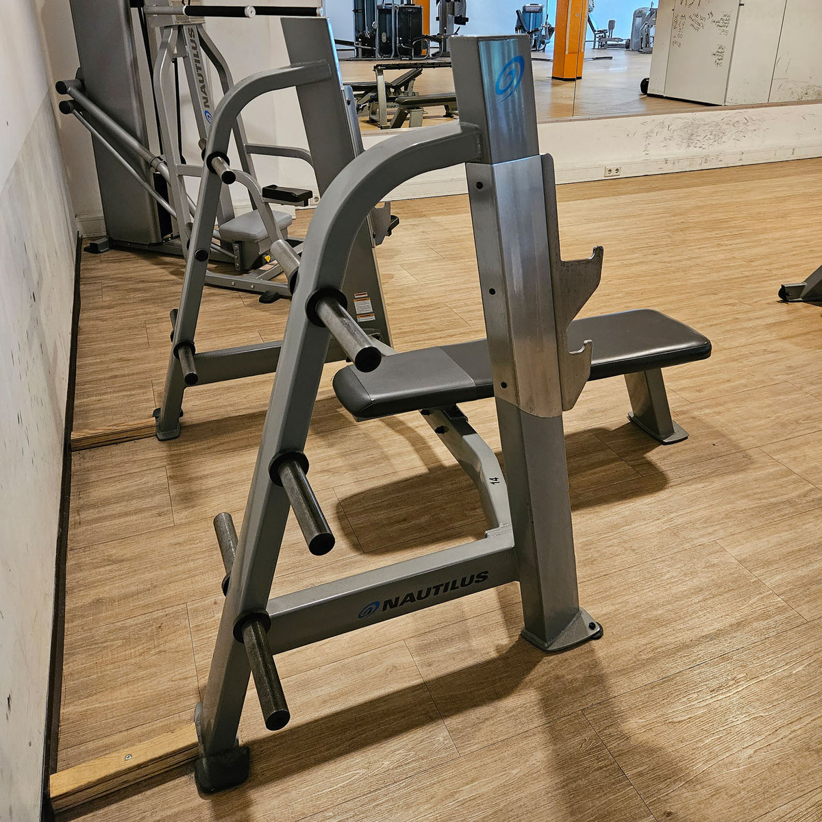 Nautilus Flachdrückerbank, Olympic Flat Bench, Bankdrückbank Flach mit Ablagen, sehr stabil, Rahmebfarbe Silber, gebraucht - überholter Zustand