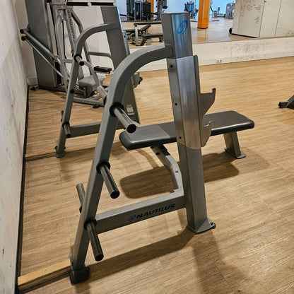 Nautilus Flachdrückerbank, Olympic Flat Bench, Bankdrückbank Flach mit Ablagen, sehr stabil, Rahmebfarbe Silber, gebraucht - überholter Zustand