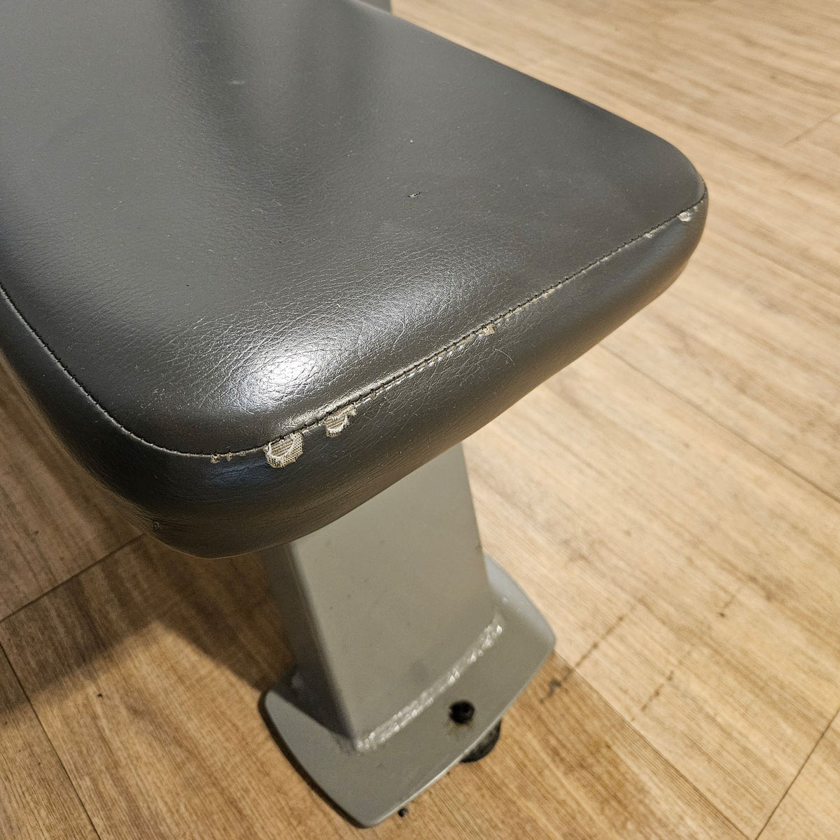 Nautilus Flachdrückerbank, Olympic Flat Bench, Bankdrückbank Flach mit Ablagen, sehr stabil, Rahmebfarbe Silber, gebraucht - überholter Zustand