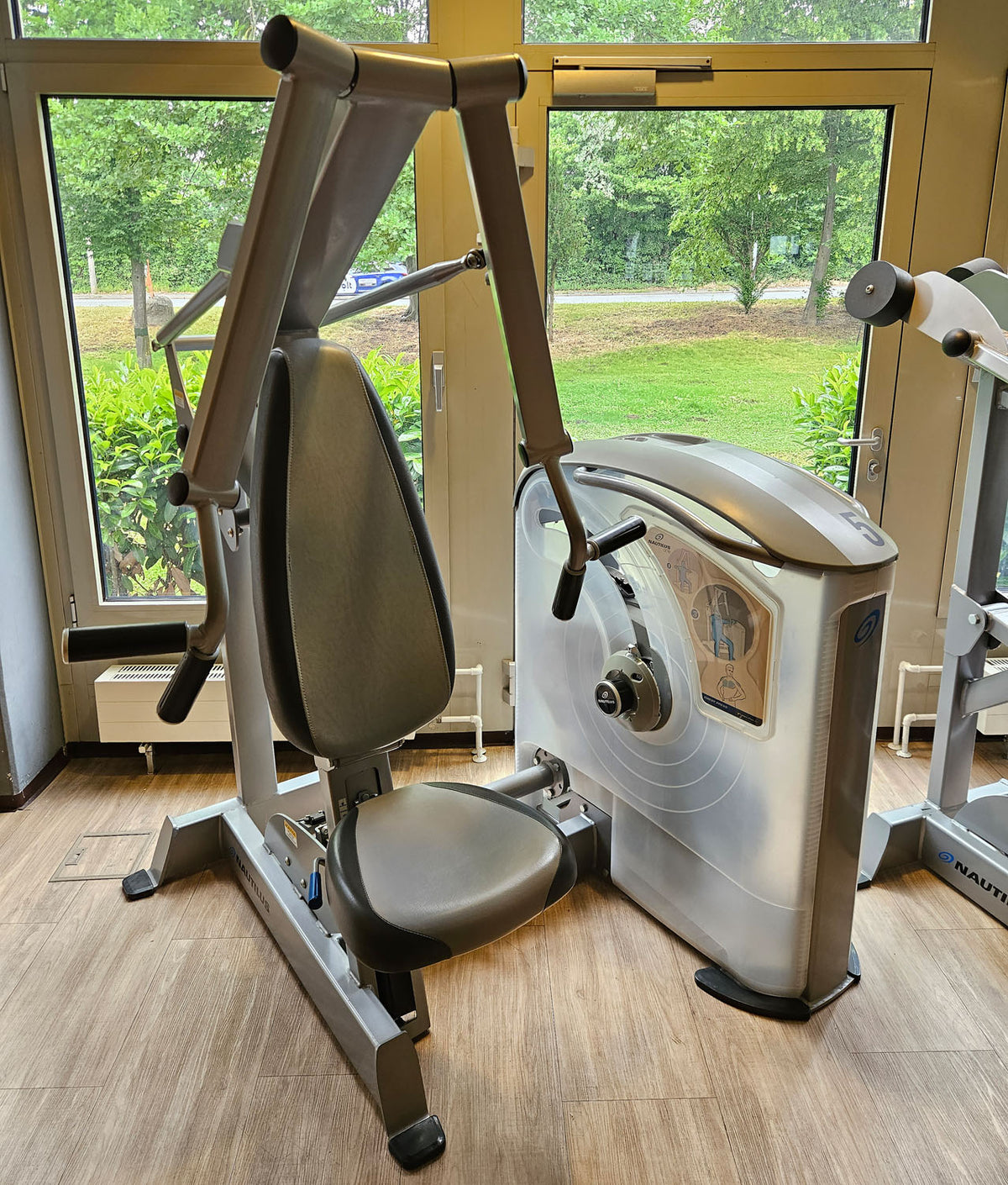 Nautilus ONE Chest Press, Bench Press Machine, Model S6CP, Frame Color Silver, Used - Refurbished Condition