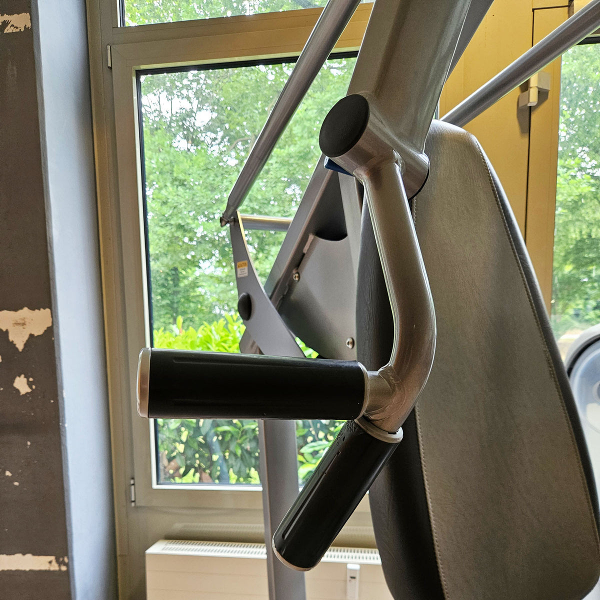 Nautilus ONE Chest Press, Bench Press Machine, Model S6CP, Frame Color Silver, Used - Refurbished Condition