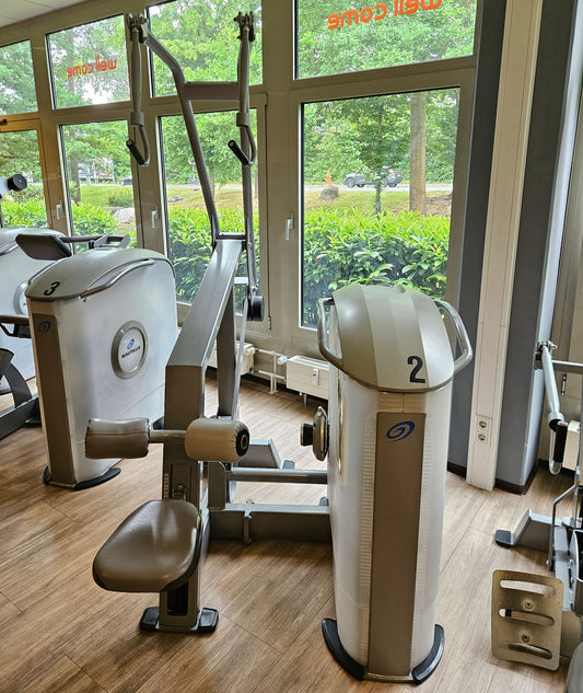 Nautilus ONE Lat Pulldown, lat pulldown from above, model S6LATP, rotating handles, frame color silver, used - refurbished condition