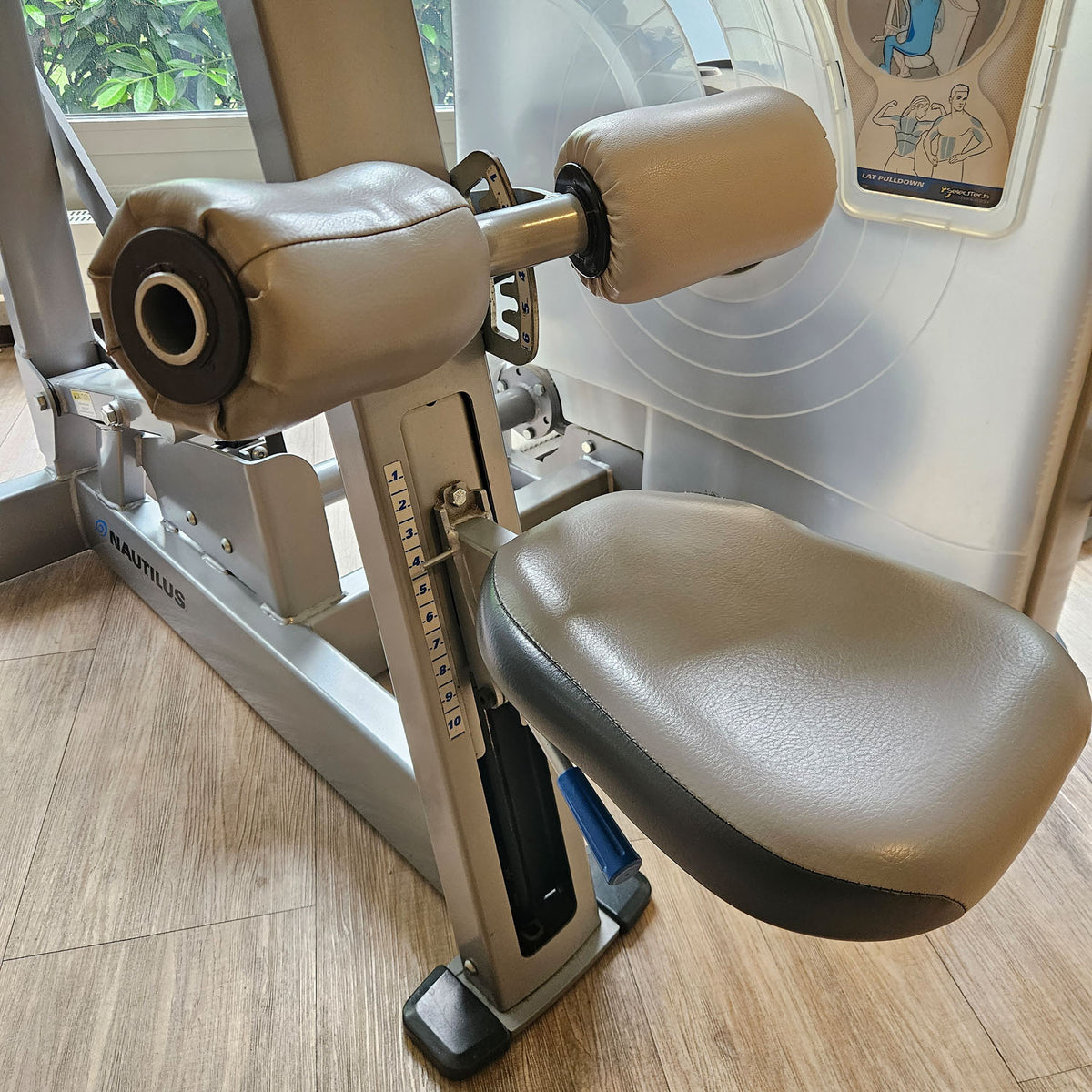 Nautilus ONE Lat Pulldown, lat pulldown from above, model S6LATP, rotating handles, frame color silver, used - refurbished condition