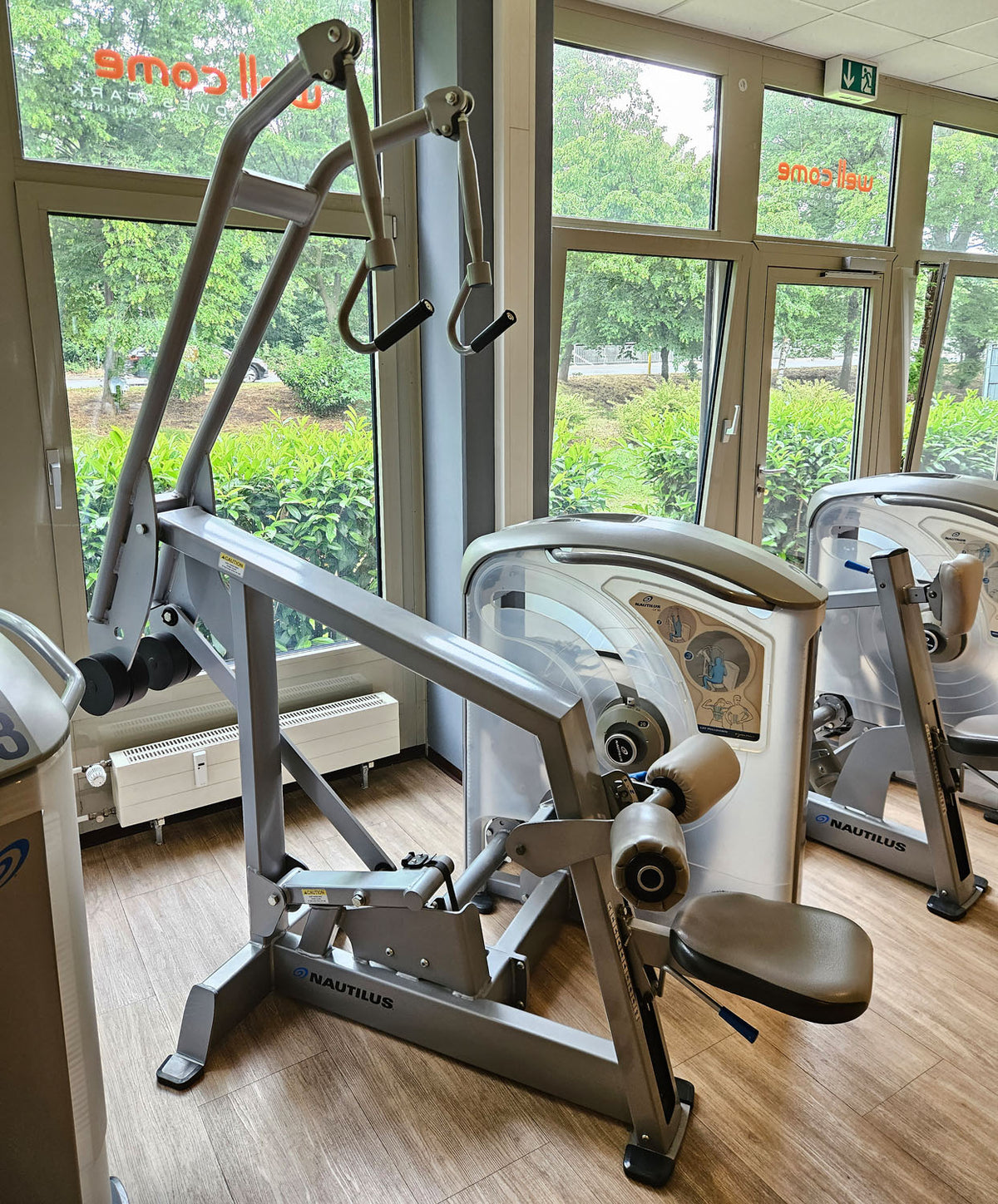Nautilus ONE Lat Pulldown, lat pulldown from above, model S6LATP, rotating handles, frame color silver, used - refurbished condition