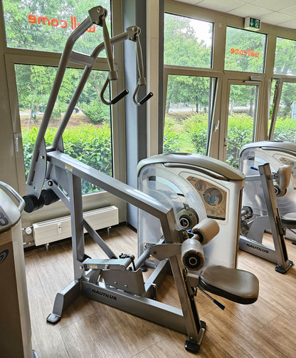 Nautilus ONE Lat Pulldown, lat pulldown from above, model S6LATP, rotating handles, frame color silver, used - refurbished condition