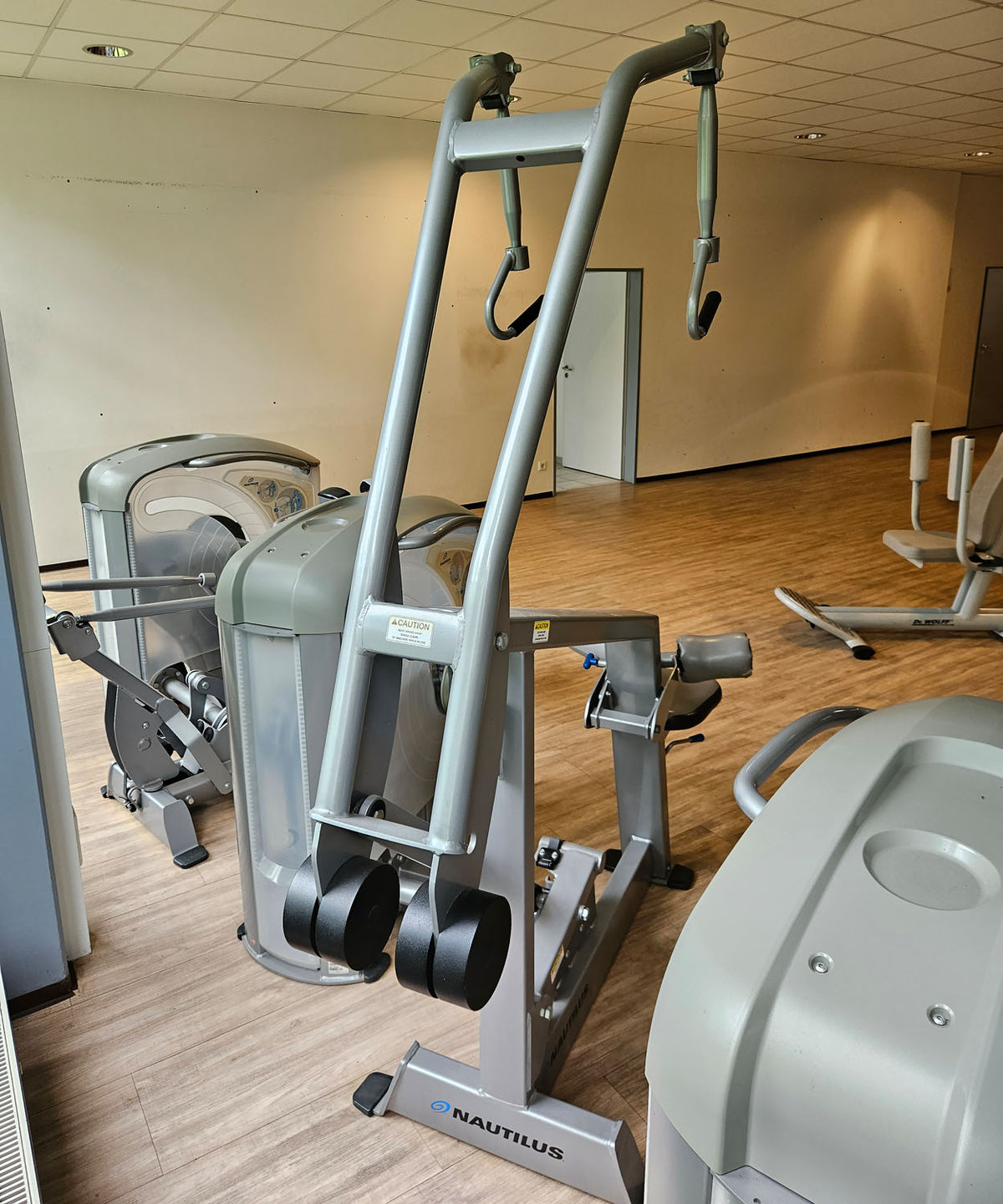 Nautilus ONE Lat Pulldown, lat pulldown from above, model S6LATP, rotating handles, frame color silver, used - refurbished condition