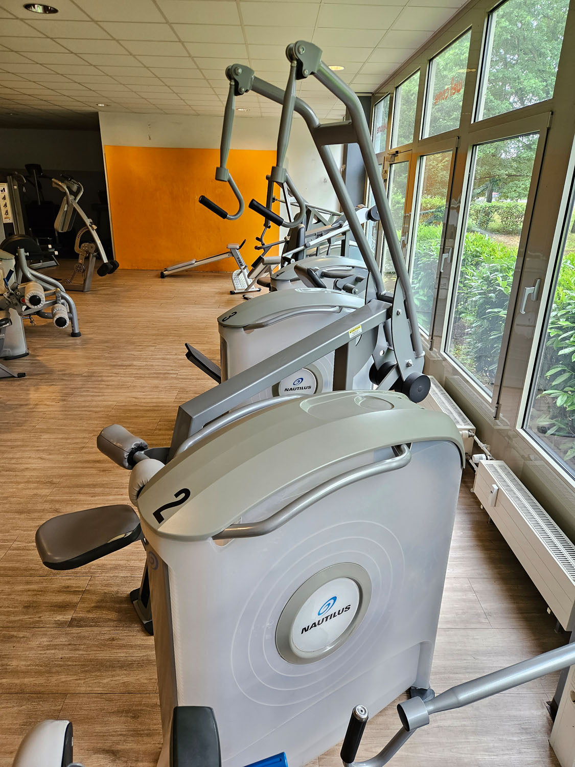 Nautilus ONE Lat Pulldown, lat pulldown from above, model S6LATP, rotating handles, frame color silver, used - refurbished condition