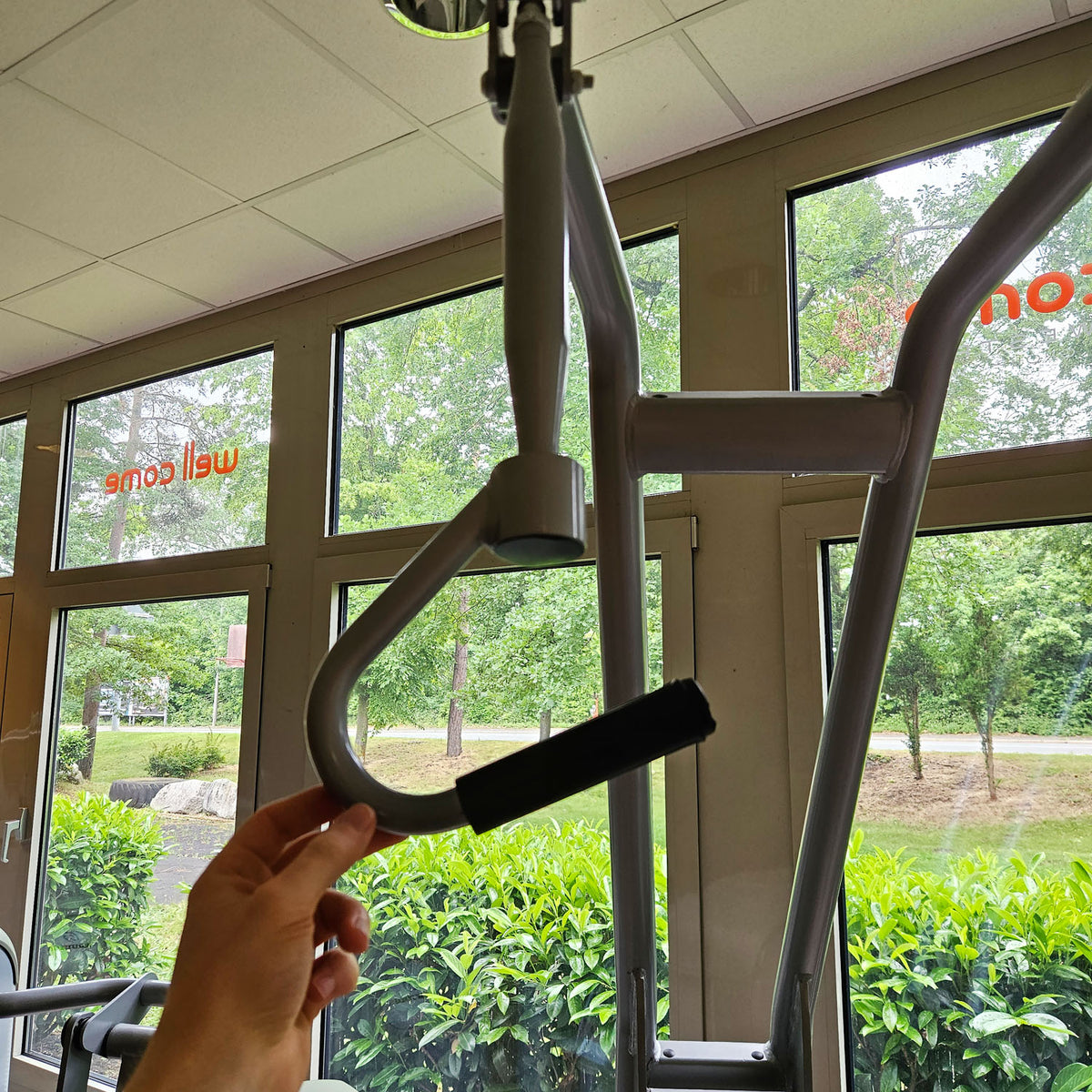Nautilus ONE Lat Pulldown, lat pulldown from above, model S6LATP, rotating handles, frame color silver, used - refurbished condition