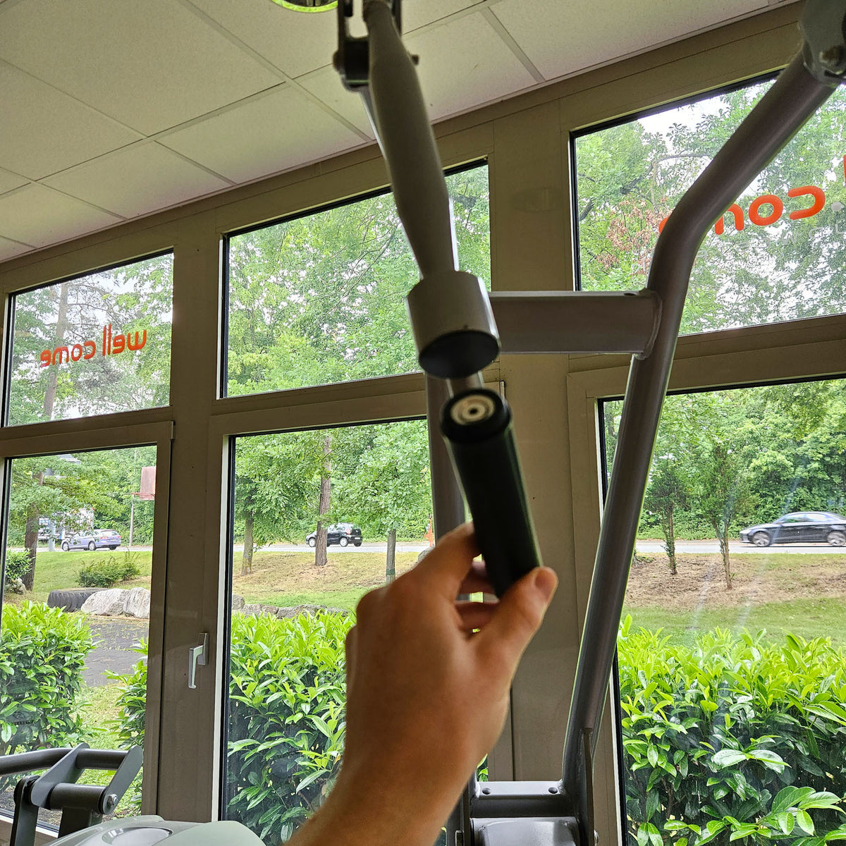 Nautilus ONE Lat Pulldown, lat pulldown from above, model S6LATP, rotating handles, frame color silver, used - refurbished condition
