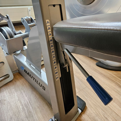 Nautilus ONE Row, Rudermaschine mit Bruststütze, Lat-Rudern, Model S6MR, drehbare Griffe, Rahmenfarbe Silber, gebraucht - überholter Zustand