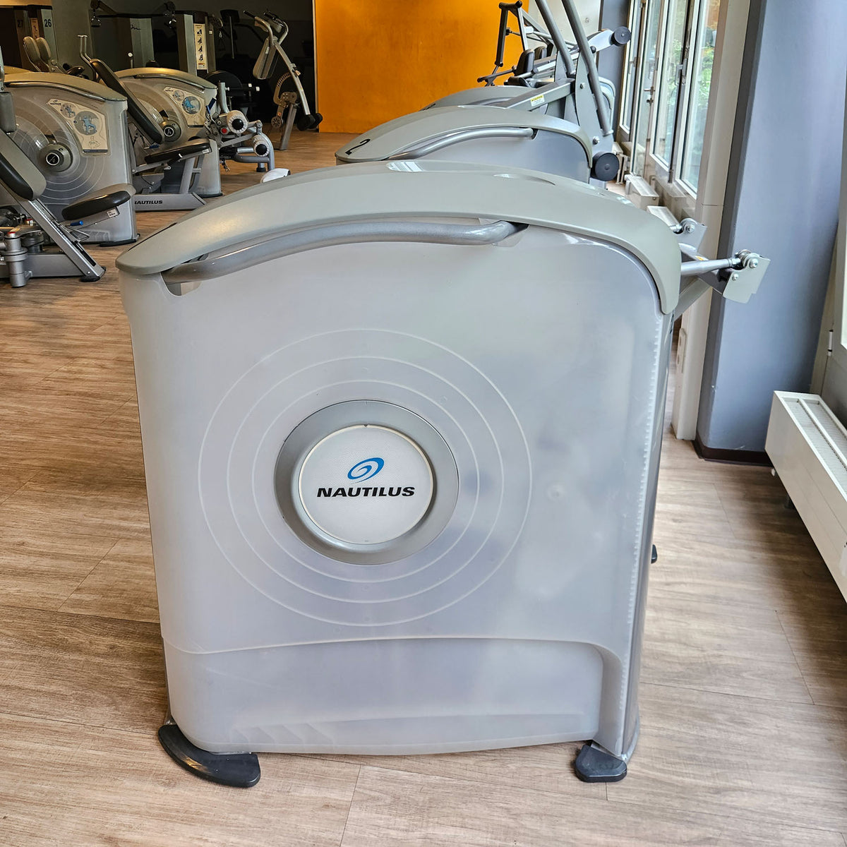 Nautilus ONE Row, Rudermaschine mit Bruststütze, Lat-Rudern, Model S6MR, drehbare Griffe, Rahmenfarbe Silber, gebraucht - überholter Zustand