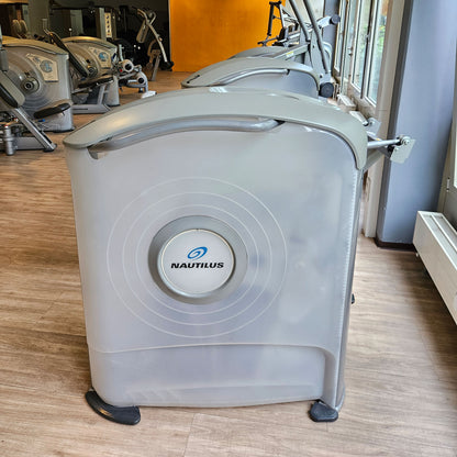 Nautilus ONE Row, Rudermaschine mit Bruststütze, Lat-Rudern, Model S6MR, drehbare Griffe, Rahmenfarbe Silber, gebraucht - überholter Zustand