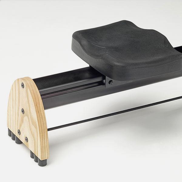 Rudergerät-Sitz mit Holz- und Metallelementen, seitliche Ansicht.