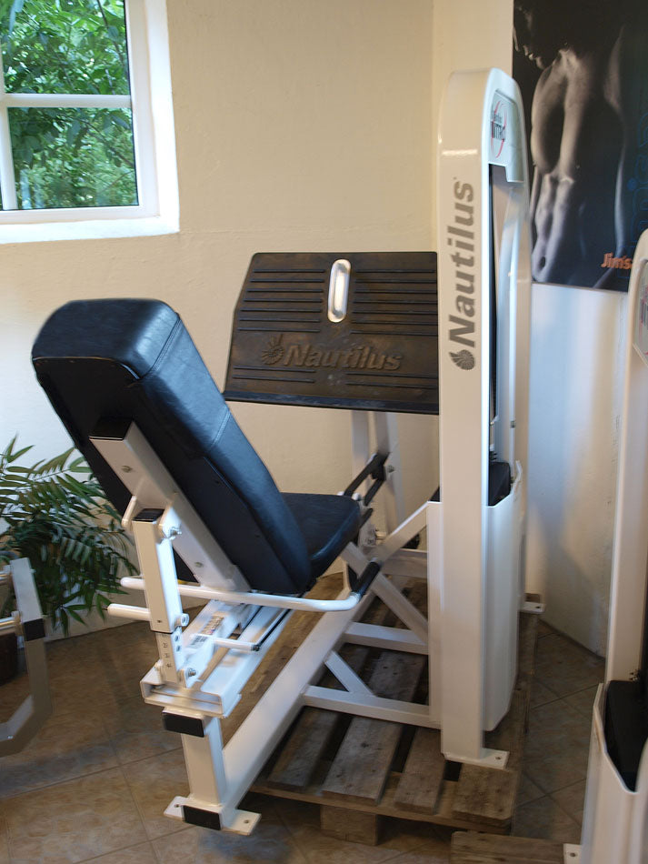 Nautilus Nitro Serie, Kraftgerätepark, 13 Fitnessstudio Geräte, Weiß, gebraucht