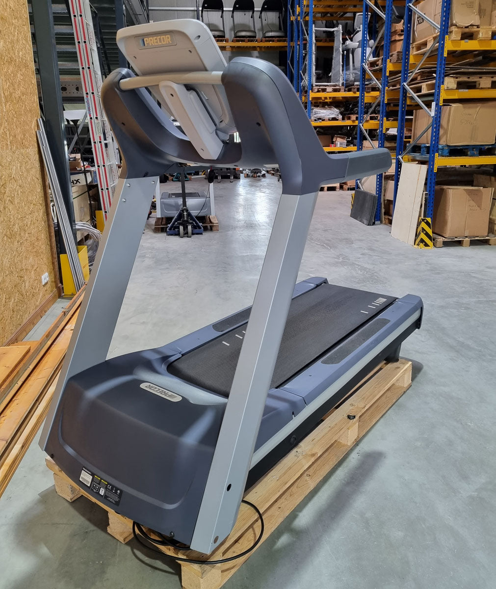 Precor 6 cardio machines in a set, only 3 years old, new models, treadmill, AMT, cross trainer EFX, ergometer, recumbent etc., used - refurbished condition