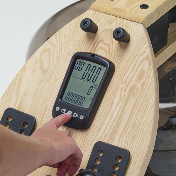 Hand bedient Display eines Rudergeräts mit Holzelementen.