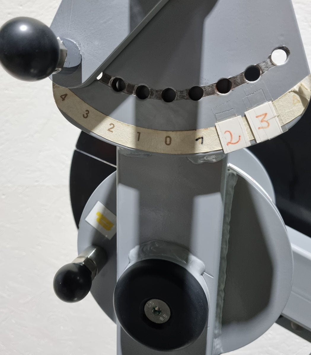 SVG HWS-Trainer, Hals und Nacken Trainingsmaschine, Halswirbelbsäule Kräftigung, Reha Line, Rahmenfarbe Silber, Polsterfarbe Lila, gebrauchter - überholter Zustand
