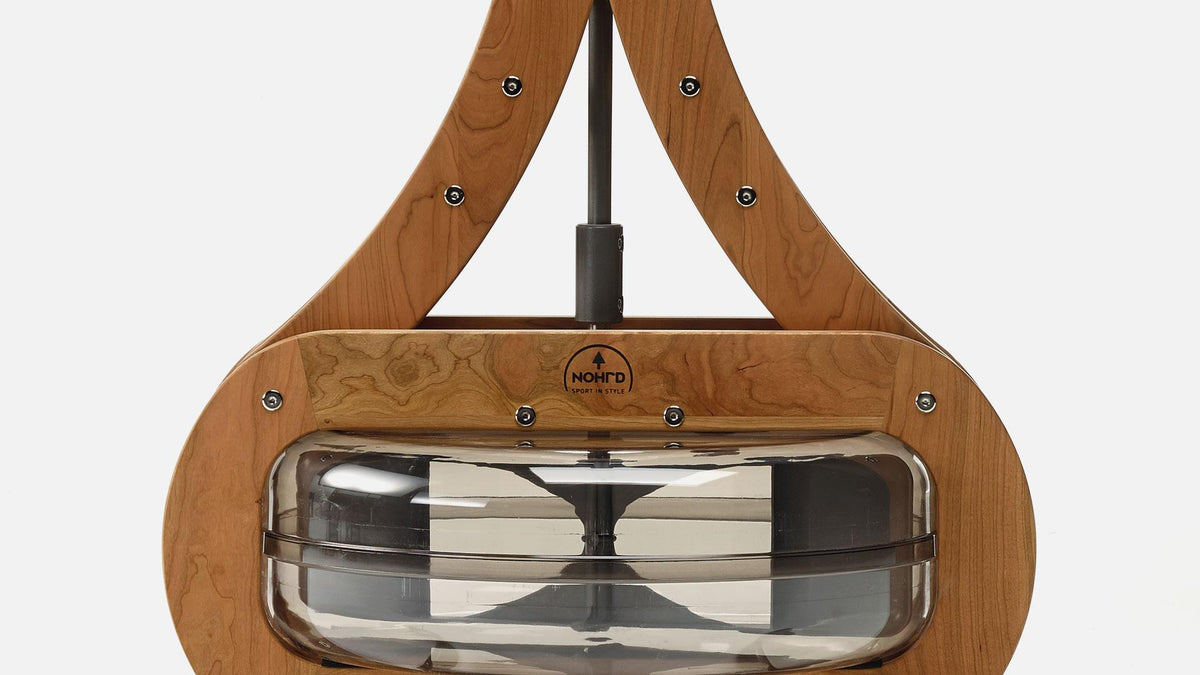 NOHrD Rudergerät mit Wassertank aus Holz und Metall.