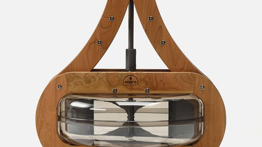 NOHrD Rudergerät mit Wassertank aus Holz und Metall.