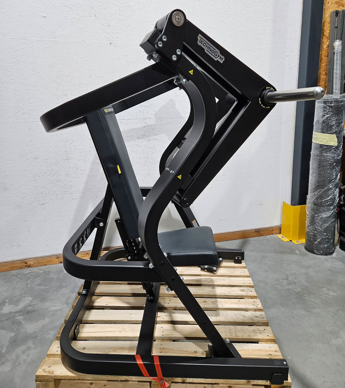 TechnoGym Pure Strength Chest Press, bench press machine plate loaded, chest press, color black, used - refurbished condition