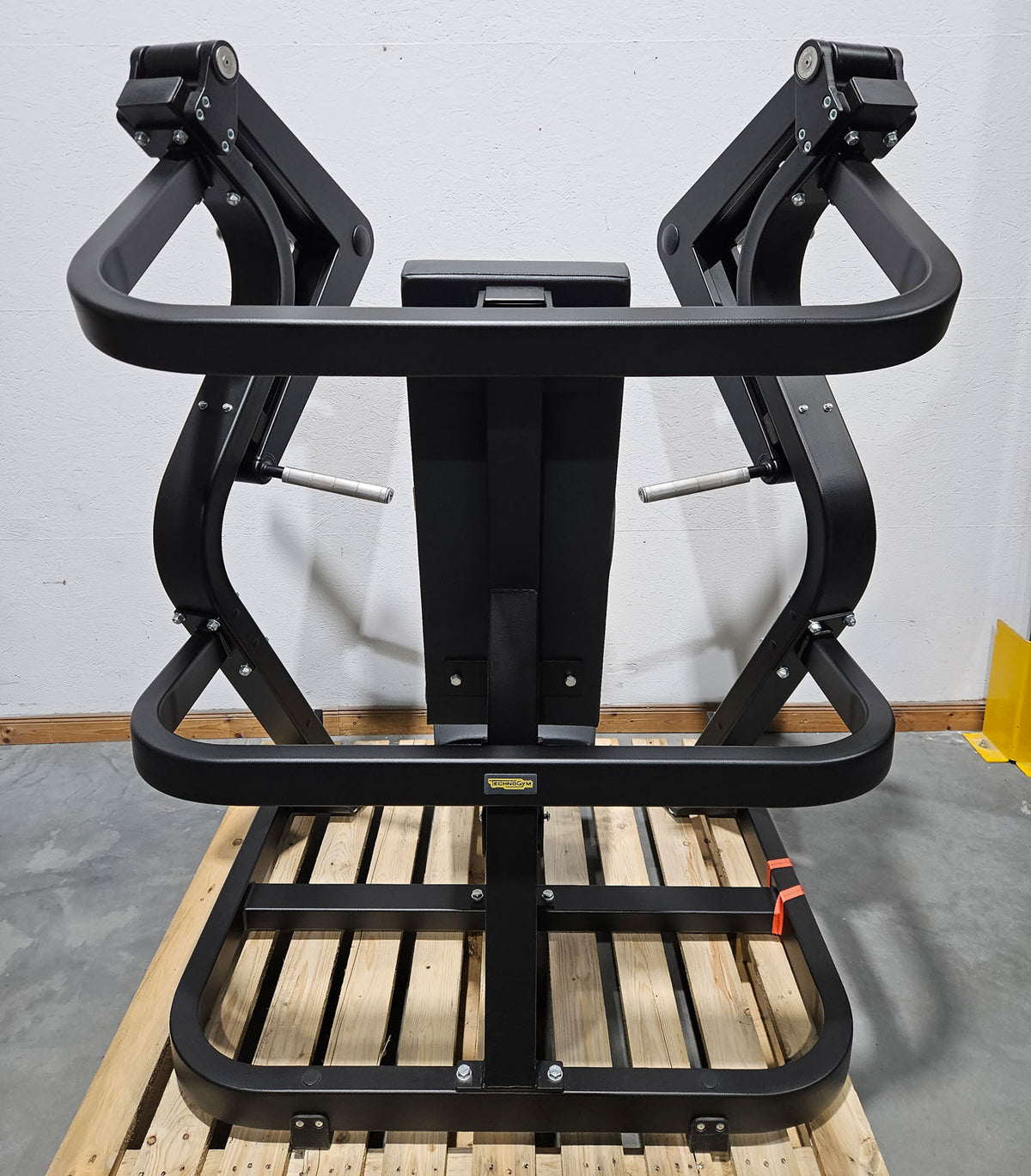 TechnoGym Pure Strength Chest Press, bench press machine plate loaded, chest press, color black, used - refurbished condition