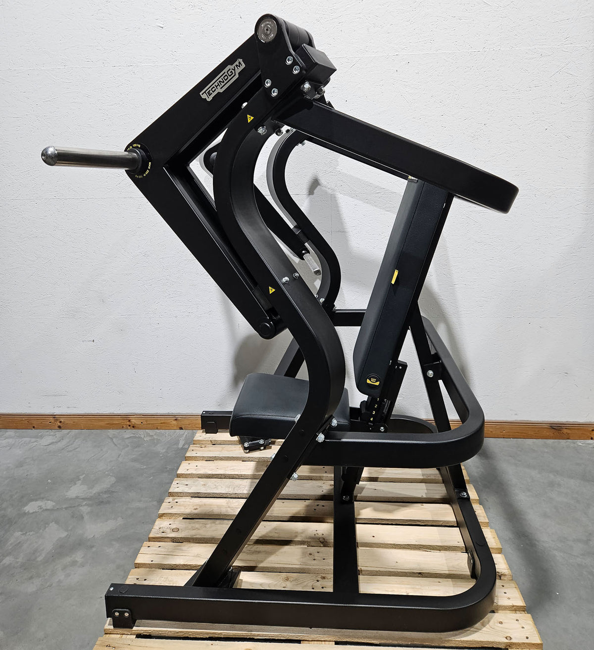 TechnoGym Pure Strength Chest Press, bench press machine plate loaded, chest press, color black, used - refurbished condition