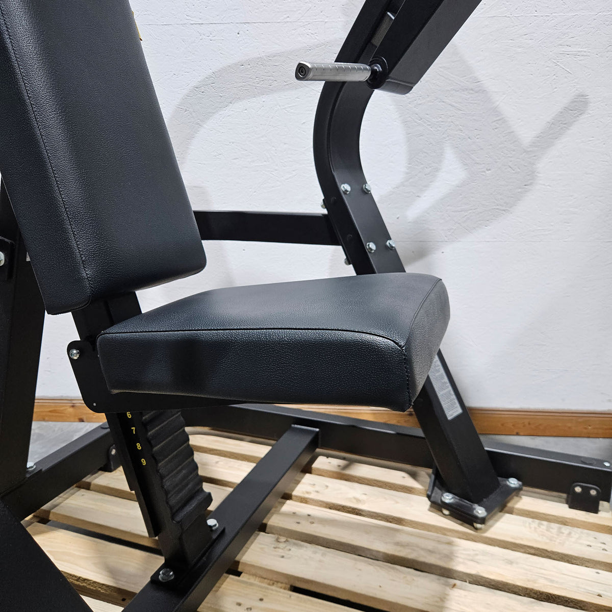 TechnoGym Pure Strength Chest Press, bench press machine plate loaded, chest press, color black, used - refurbished condition